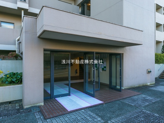 グリーンコープ南大沢５号棟のエントランス|～管理の行き届いているキレイなマンションです～