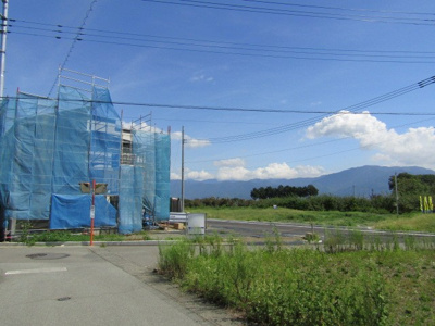 【前面道路含む現地写真】 | ブルーミングガーデン南アルプス市鮎沢　1号棟 | 前面道路含む現地写真です