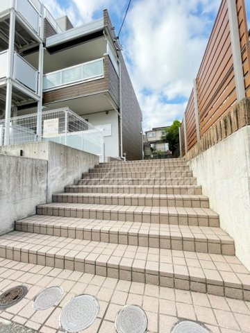 横浜市戸塚区矢部町の賃貸マンションのエントランス