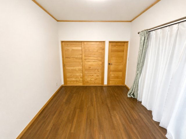 中古戸建の洋室|AI加工による退去後のイメージです。実際には家具が置いてあります。