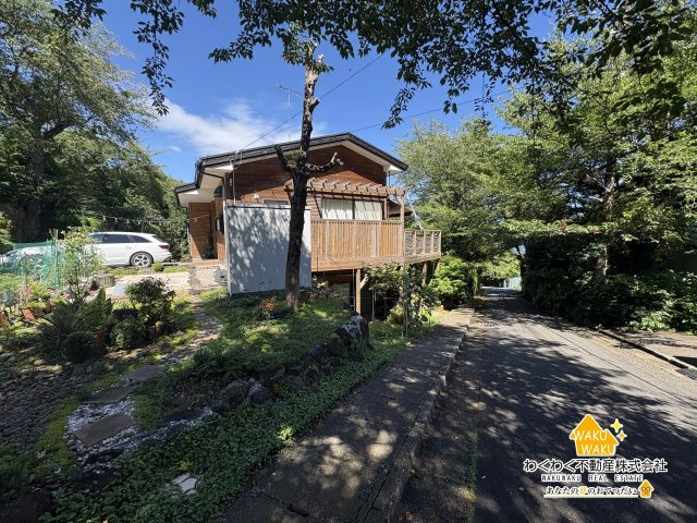 中古戸建の前面道路含む現地写真