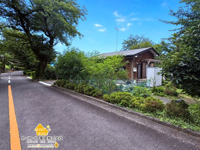 中古戸建の前面道路含む現地写真