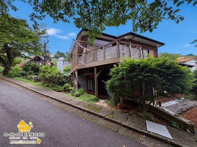 中古戸建の前面道路含む現地写真