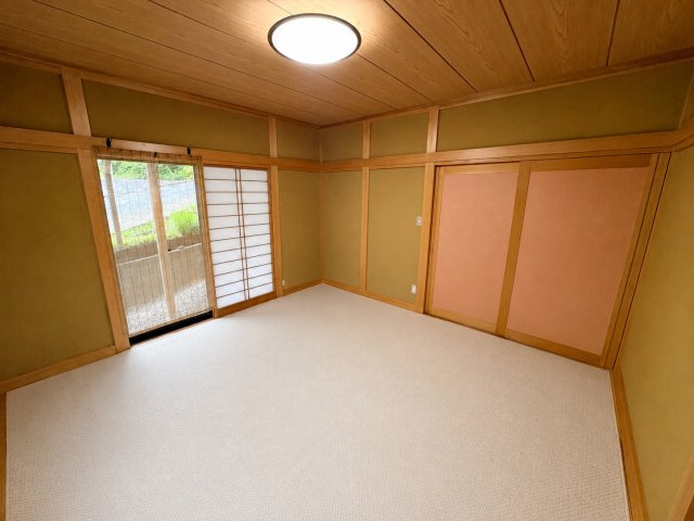 中古戸建の和室|AI加工による退去後のイメージです。実際には家具が置いてあります。