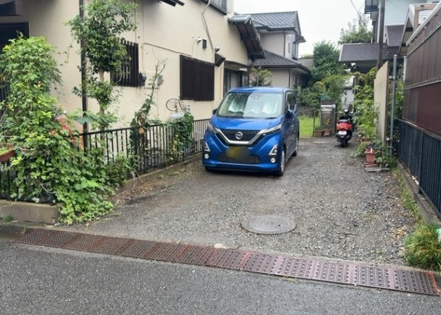 【外観】 | 土地の形が極端に長細かったり、狭小地、あるいは道路との高低差がある傾斜地だった場合、後々売ろうとしても買い手がつかない場合もあります。後々、売却することになった時に価値の下がらない土地を選びましょう。