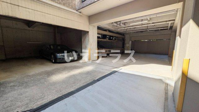 サンビルダー北野弐番館の駐車場
