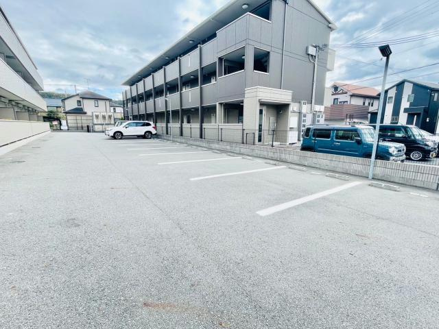 ノア東山A棟の駐車場