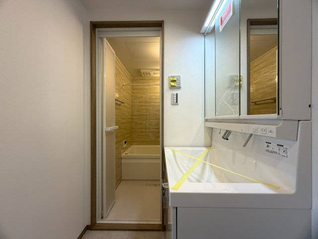 造作棚が美しい、、、ライティングでも魅せる駅４分の好立地。東南角部屋と言うコトもあって、陽当りに風抜けも抜群！夜はまた雰囲気も違うんだろうなぁ～って勝手に想像しちゃう『扶桑ハイツ南太田』リノベーションの独立洗面台|朝の身支度には欠かせない独立洗面化粧台