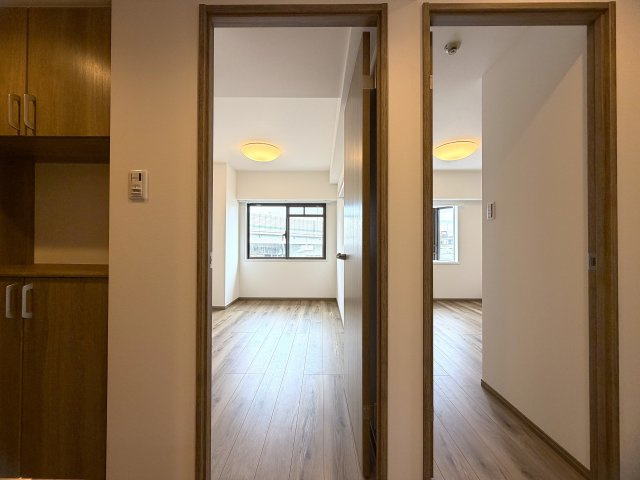 造作棚が美しい、、、ライティングでも魅せる駅４分の好立地。東南角部屋と言うコトもあって、陽当りに風抜けも抜群！夜はまた雰囲気も違うんだろうなぁ～って勝手に想像しちゃう『扶桑ハイツ南太田』リノベーションの洋室|個人の部屋や寝室として使える洋室です