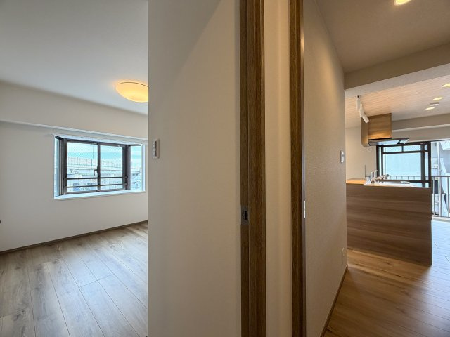 造作棚が美しい、、、ライティングでも魅せる駅４分の好立地。東南角部屋と言うコトもあって、陽当りに風抜けも抜群！夜はまた雰囲気も違うんだろうなぁ～って勝手に想像しちゃう『扶桑ハイツ南太田』リノベーションの内装|内装もきれいです