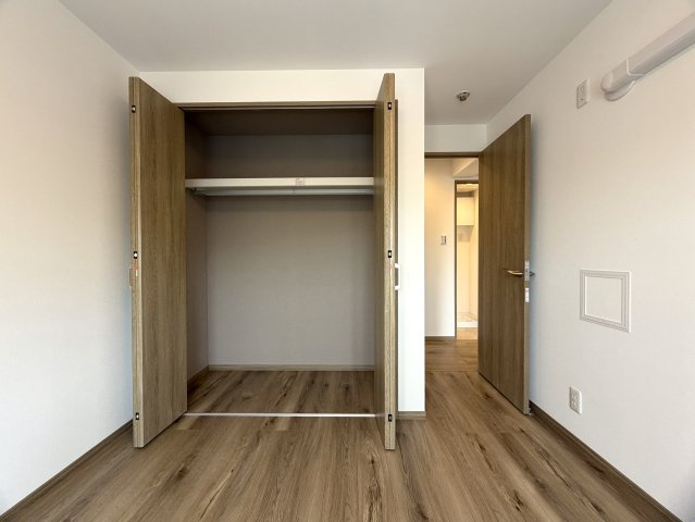 造作棚が美しい、、、ライティングでも魅せる駅４分の好立地。東南角部屋と言うコトもあって、陽当りに風抜けも抜群！夜はまた雰囲気も違うんだろうなぁ～って勝手に想像しちゃう『扶桑ハイツ南太田』リノベーションの洋室|コンパクトで使いやすい洋室です