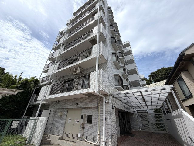 造作棚が美しい、、、ライティングでも魅せる駅４分の好立地。東南角部屋と言うコトもあって、陽当りに風抜けも抜群！夜はまた雰囲気も違うんだろうなぁ～って勝手に想像しちゃう『扶桑ハイツ南太田』リノベーションの外観|外観もきれいです