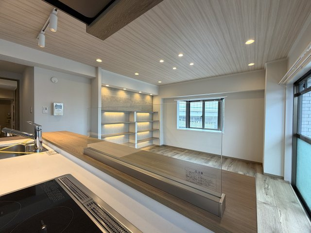 造作棚が美しい、、、ライティングでも魅せる駅４分の好立地。東南角部屋と言うコトもあって、陽当りに風抜けも抜群！夜はまた雰囲気も違うんだろうなぁ～って勝手に想像しちゃう『扶桑ハイツ南太田』リノベーションの居間・リビング|ゆったり過ごせる居間です