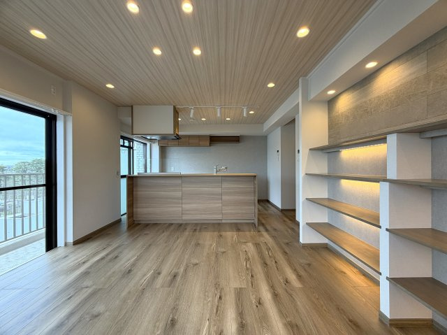 造作棚が美しい、、、ライティングでも魅せる駅４分の好立地。東南角部屋と言うコトもあって、陽当りに風抜けも抜群！夜はまた雰囲気も違うんだろうなぁ～って勝手に想像しちゃう『扶桑ハイツ南太田』リノベーションの居間・リビング|使いやすい居間です