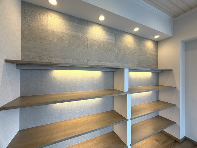造作棚が美しい、、、ライティングでも魅せる駅４分の好立地。東南角部屋と言うコトもあって、陽当りに風抜けも抜群！夜はまた雰囲気も違うんだろうなぁ～って勝手に想像しちゃう『扶桑ハイツ南太田』リノベーションの収納|ちょっとした収納スペースも充実しています