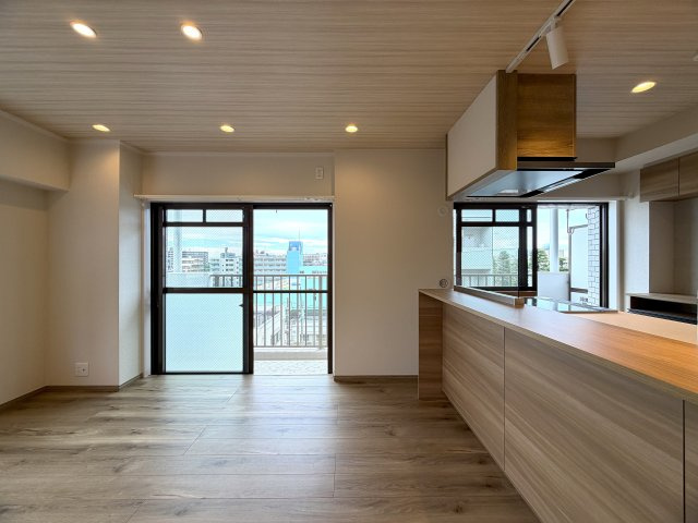 造作棚が美しい、、、ライティングでも魅せる駅４分の好立地。東南角部屋と言うコトもあって、陽当りに風抜けも抜群！夜はまた雰囲気も違うんだろうなぁ～って勝手に想像しちゃう『扶桑ハイツ南太田』リノベーションの居間・リビング|ゆったりとした居間です
