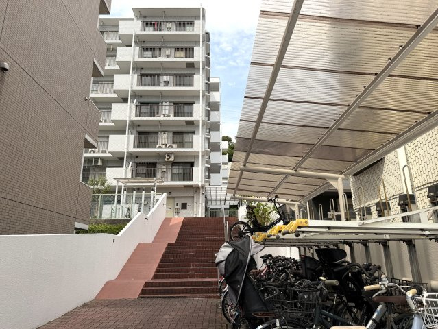 造作棚が美しい、、、ライティングでも魅せる駅４分の好立地。東南角部屋と言うコトもあって、陽当りに風抜けも抜群！夜はまた雰囲気も違うんだろうなぁ～って勝手に想像しちゃう『扶桑ハイツ南太田』リノベーションの駐輪場