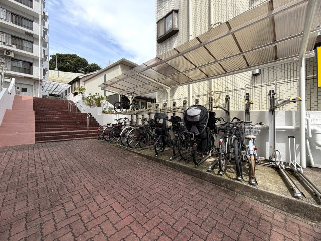造作棚が美しい、、、ライティングでも魅せる駅４分の好立地。東南角部屋と言うコトもあって、陽当りに風抜けも抜群！夜はまた雰囲気も違うんだろうなぁ～って勝手に想像しちゃう『扶桑ハイツ南太田』リノベーションの駐輪場