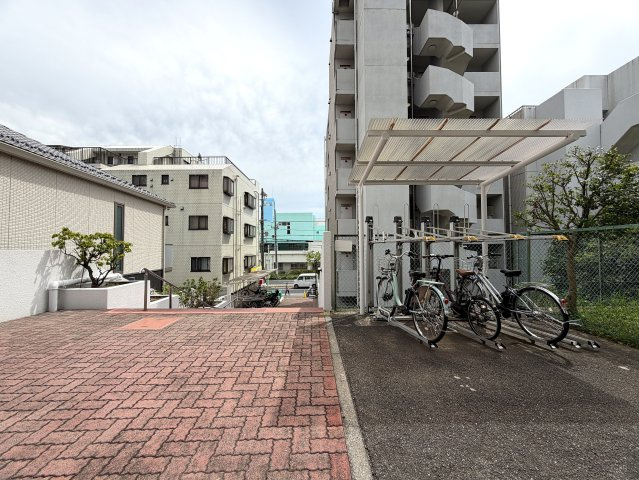 造作棚が美しい、、、ライティングでも魅せる駅４分の好立地。東南角部屋と言うコトもあって、陽当りに風抜けも抜群！夜はまた雰囲気も違うんだろうなぁ～って勝手に想像しちゃう『扶桑ハイツ南太田』リノベーションの駐輪場