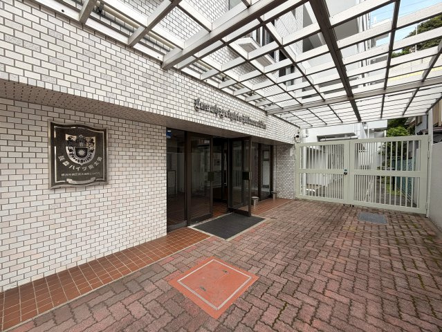 造作棚が美しい、、、ライティングでも魅せる駅４分の好立地。東南角部屋と言うコトもあって、陽当りに風抜けも抜群！夜はまた雰囲気も違うんだろうなぁ～って勝手に想像しちゃう『扶桑ハイツ南太田』リノベーションのエントランス|建物の内部です