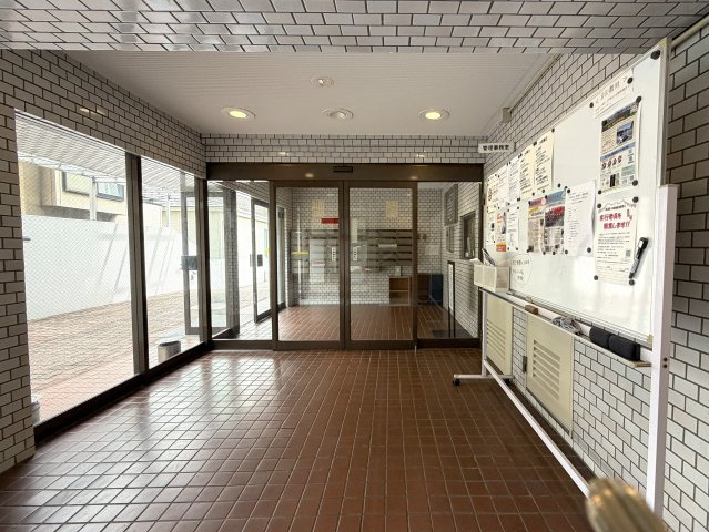 造作棚が美しい、、、ライティングでも魅せる駅４分の好立地。東南角部屋と言うコトもあって、陽当りに風抜けも抜群！夜はまた雰囲気も違うんだろうなぁ～って勝手に想像しちゃう『扶桑ハイツ南太田』リノベーションのその他共用部分