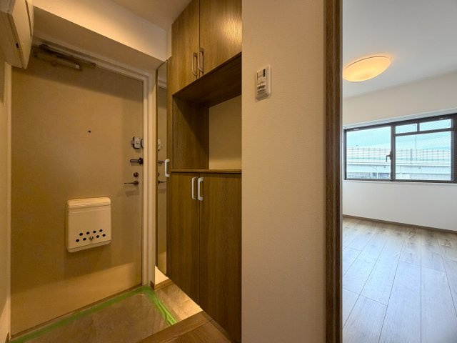 造作棚が美しい、、、ライティングでも魅せる駅４分の好立地。東南角部屋と言うコトもあって、陽当りに風抜けも抜群！夜はまた雰囲気も違うんだろうなぁ～って勝手に想像しちゃう『扶桑ハイツ南太田』リノベーションの玄関|玄関です
