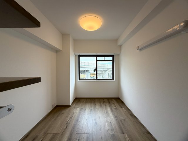 造作棚が美しい、、、ライティングでも魅せる駅４分の好立地。東南角部屋と言うコトもあって、陽当りに風抜けも抜群！夜はまた雰囲気も違うんだろうなぁ～って勝手に想像しちゃう『扶桑ハイツ南太田』リノベーションの洋室|個人の部屋や寝室として使える洋室です