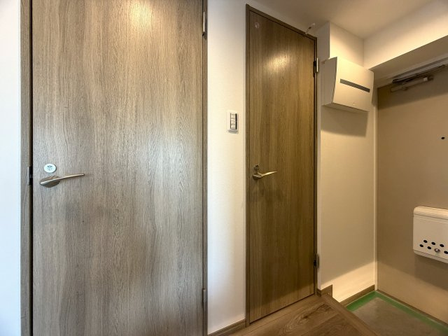 造作棚が美しい、、、ライティングでも魅せる駅４分の好立地。東南角部屋と言うコトもあって、陽当りに風抜けも抜群！夜はまた雰囲気も違うんだろうなぁ～って勝手に想像しちゃう『扶桑ハイツ南太田』リノベーションの内装|物件の内装です
