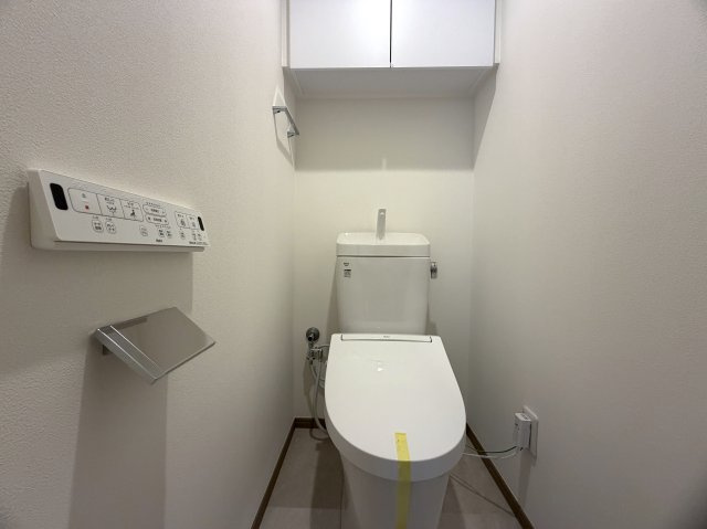 造作棚が美しい、、、ライティングでも魅せる駅４分の好立地。東南角部屋と言うコトもあって、陽当りに風抜けも抜群！夜はまた雰囲気も違うんだろうなぁ～って勝手に想像しちゃう『扶桑ハイツ南太田』リノベーションのトイレ|コンパクトで使いやすいトイレです