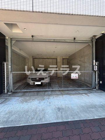アドバンス神戸アルティスの駐車場