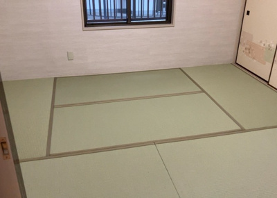【寝室】 | サンコーポ八王子 | 8.0帖のゆとりある洋室は、主寝室として最適な落ち着いた空間です。クロゼットを備えているため衣装ケースや衣類をすっきり収納可能。静かな環境で心地よい睡眠タイムを過ごすことができるお部屋です。