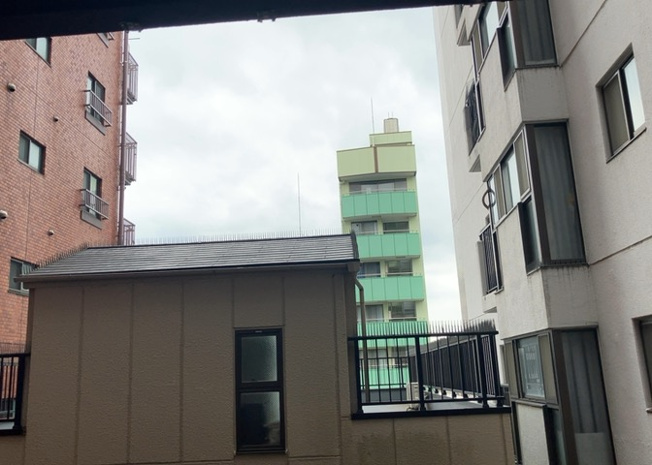 【展望】 | サンコーポ八王子 | 11階建ての5階部分に位置し、バルコニーからの開放的な眺望を楽しめます。遮る建物が少なく、南向きならではの爽やかな光と風を実感できます。周辺環境の落ち着いた街並みを見渡せる良好なロケーションです。