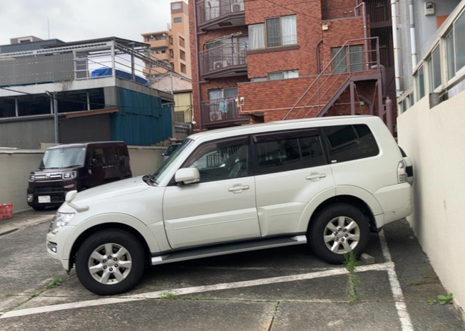【駐車場】 | サンコーポ八王子 | 敷地内に駐車場が整備されています。サイズ感や空き状況等の詳細については現地確認やお問合せが必要です。平坦地にある物件のため車出しもスムーズに行え、マイカーをお持ちの方にも適した生活環境です。