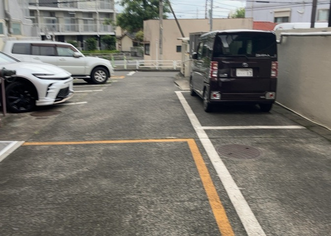【駐車場】 | サンコーポ八王子 | 西八王子駅徒歩12分に位置する当マンションの敷地内駐車場です。月額15,000円の平坦な駐車スペースですが、現在の空き状況やお持ちのお車のサイズ、区画位置等は現地内見の際にあわせてご確認ください。