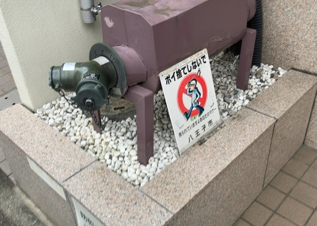 【庭】 | サンコーポ八王子 | マンションの敷地周りには整備された空間が広がり、整った街並みと調和しています。周辺は平坦な地勢となっており、徒歩での外出やちょっとした散歩なども快適に楽しめる住環境が形成されています。