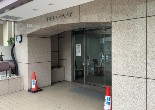 【中庭】 | サンコーポ八王子 | 敷地内の共用アプローチや周辺部分は綺麗に維持されています。管理組合による適切な手入れがなされており、居住者が安心して過ごせる空間です。日勤の管理体制のもと清潔感ある共用環境が保たれています。