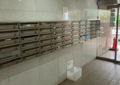 【設備】 | サンコーポ八王子 | 集合郵便受けが１階の共用スペースに整然と配置されています。日常の郵便物をスムーズに受け取ることができる使いやすい設計。管理が行き届いた綺麗な状態が維持されており、安心して利用できます。