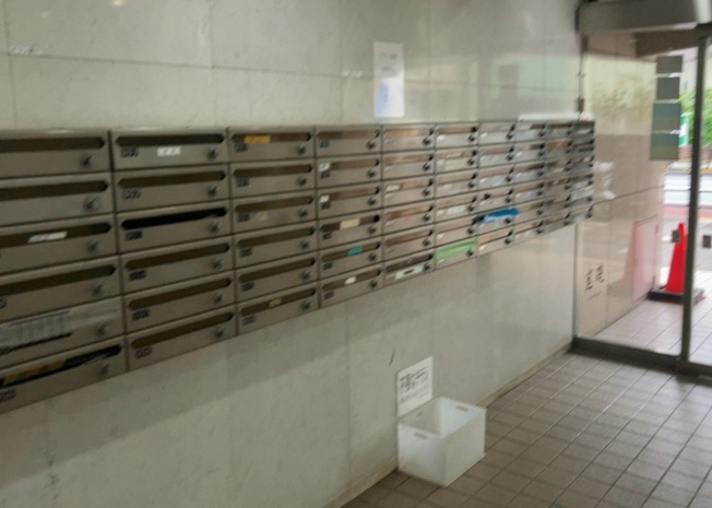 【設備】 | サンコーポ八王子 | 集合郵便受けが１階の共用スペースに整然と配置されています。日常の郵便物をスムーズに受け取ることができる使いやすい設計。管理が行き届いた綺麗な状態が維持されており、安心して利用できます。