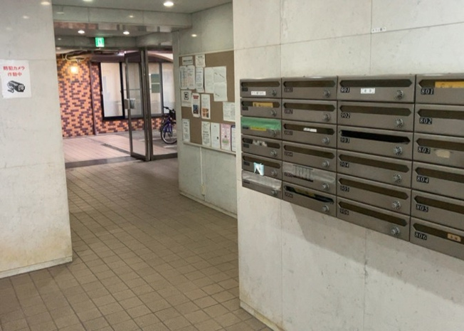 【ロビー】 | サンコーポ八王子 | 広々としたロビー部分は外壁タイル貼りの外観と調和した上品なデザインです。11階建て大型マンションならではの落ち着いた共用空間が形成されており、住まい全体の質の高さを物語るエントランスホールです。