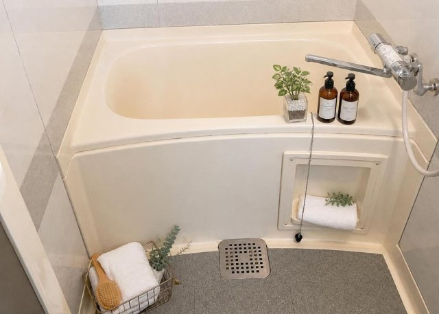 【浴室】 | サンコーポ八王子 | バス・トイレ別仕様の快適な浴室空間です。広めのスペースで一日の疲労をしっかり癒やすことができます。公共下水・都市ガス利用の設備環境が整っており、ファミリーでの生活も快適にお過ごしいただけます。