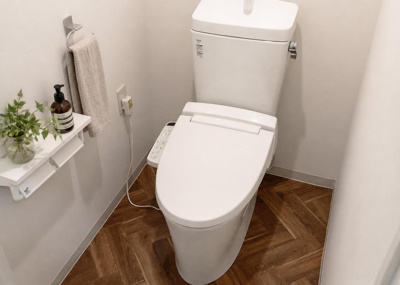 【トイレ】 | サンコーポ八王子 | バス・トイレ別の独立したトイレ空間です。床ワックスが施されており清潔感ある空間に仕上げられています。毎日使う場所だからこそ手入れがしやすく、家族みんなが気持ちよく利用できる明るいトイレです。