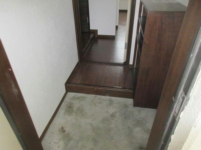 栄ハイツの玄関
