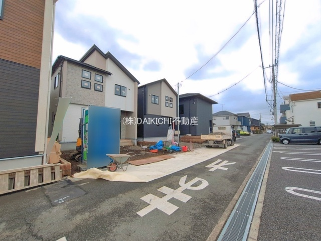 【前面道路含む現地写真】 | 坂戸市千代田2丁目5期　ブルーミングガーデン　新築戸建　全5棟　2号棟