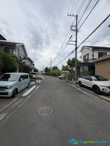 藤沢市遠藤　中古戸建の前面道路含む現地写真
