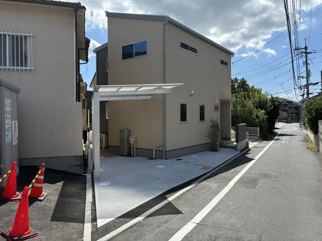 岡山市北区津島西坂２丁目の中古一戸建の前面道路含む現地写真