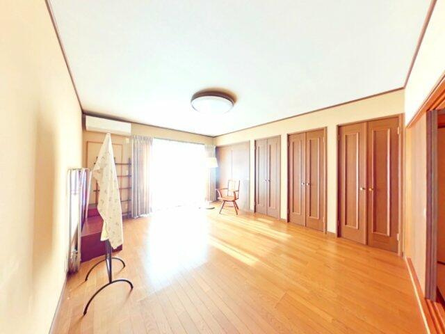 岡山市北区高松原古才の中古一戸建の居間・リビング|・洋室1 西側洋室です！収納付…