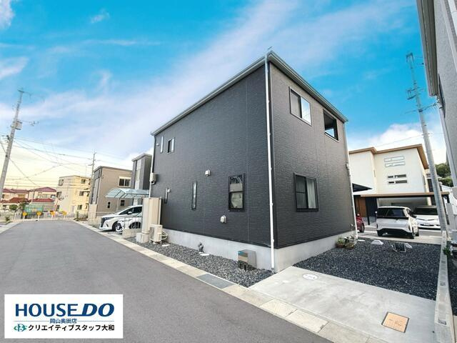 岡山市北区宿の中古一戸建の前面道路含む現地写真|２面道路なので２方向から駐車…