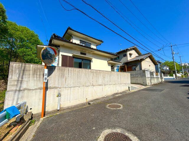 岡山市北区佐山の中古一戸建の前面道路含む現地写真|【リフォーム済】外観別角度の…
