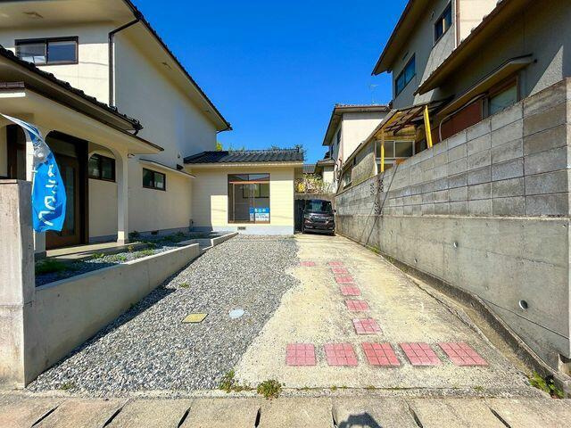 岡山市北区佐山の中古一戸建の前面道路含む現地写真|【リフォーム済】駐車場は拡幅…