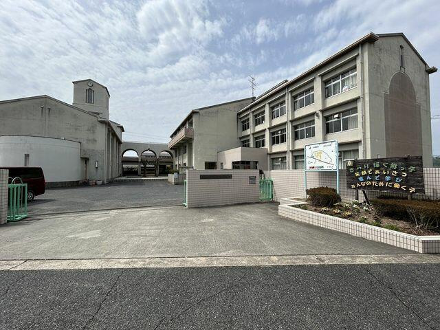 岡山市北区佐山の中古一戸建の駐車場|桃丘小学校まで600m